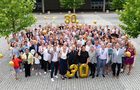 Gruppenbild mit 30-Jahre-Luftballons